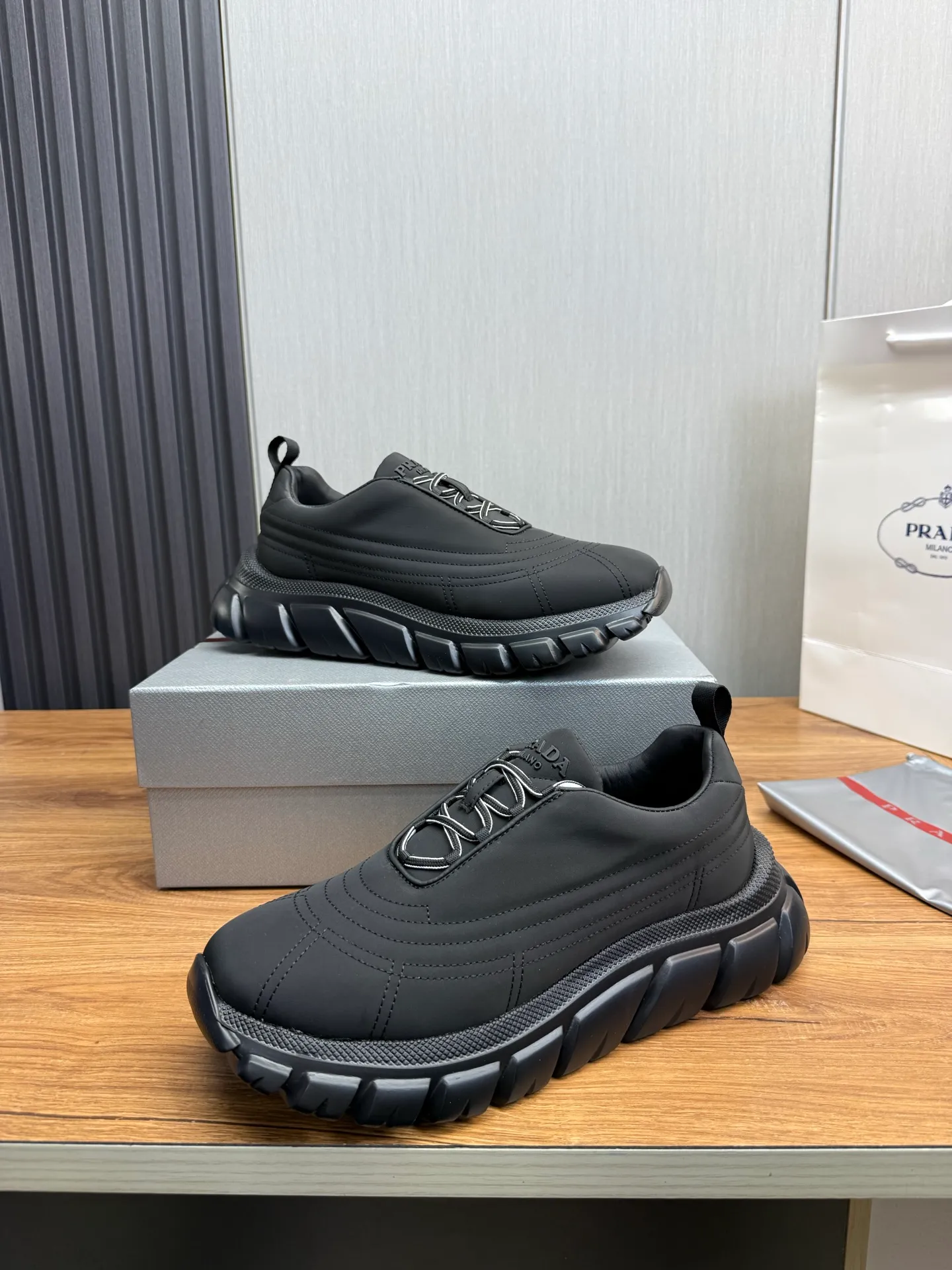 Men's shoes 💰580💰 [PRADA] Men's shoes are popular in the counter, official website synchronization, 1 high-quality shipment ✔️Imported waterproof fabric + cowhide lining, 1🆚1 replica, original sole, 38-45 (45 customized, non-refundable)